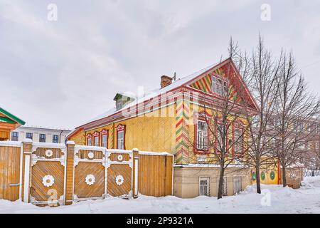 Maison Isanbayev colorée du 19th siècle sur la rue Nasyri, Staro-Tatarskaya Sloboda, Kazan, Russie. Les murs et les coins sont doublés de chevrons. Banque D'Images