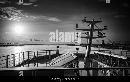 Le pont supérieur en avant du bateau de croisière Victoria Mekong à l'aube près de Phnom Penh sur le Mékong au Cambodge. Banque D'Images