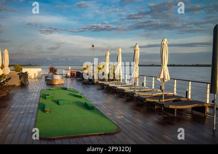 Le pont supérieur du bateau de croisière Victoria Mekong à l'aube près de Phnom Penh sur le Mékong au Cambodge. Banque D'Images