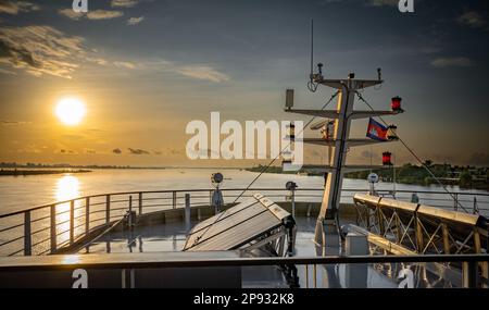 Le pont supérieur en avant du bateau de croisière Victoria Mekong à l'aube près de Phnom Penh sur le Mékong au Cambodge. Banque D'Images