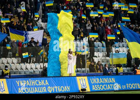 Odessa, Ukraine - novembre 2021 : les fans de football ukrainien dans des stands de stade avec des drapeaux ukrainiens et des attributs nationaux soutiennent avec enthousiasme leur Banque D'Images