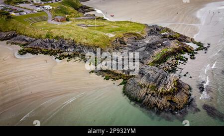 Cap de la Vierge Marie sur la plage d'Inchydoney, côte sud de l'Irlande, vue de dessus. Une plage irlandaise populaire, une falaise côtière pittoresque. Nature irlandaise. Banque D'Images