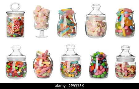 Bocaux en verre avec différents bonbons sur fond blanc, collage Banque D'Images