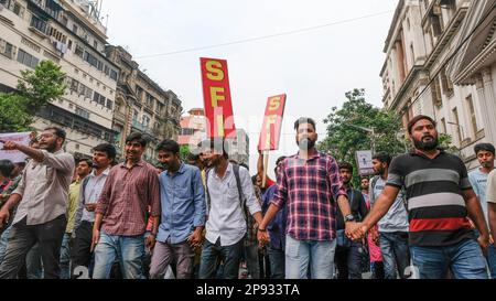 Kolkata, Inde. 10th mars 2023. Des militants de la Fédération des étudiants de l'Inde (SFI), une organisation d'étudiants de gauche, ont crié des slogans pendant la manifestation. Des militants ont défilé dans le bâtiment de l'Assemblée législative du Bengale occidental pour protester contre la politique nationale d'éducation (NEP) 2020 et exiger la réouverture des 8207 écoles publiques fermées. Crédit : SOPA Images Limited/Alamy Live News Banque D'Images