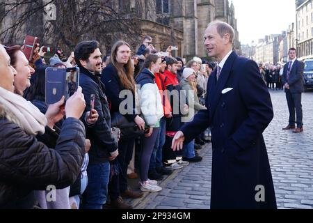 Le nouveau duc d'Édimbourg rencontre des membres du public lors d'une cérémonie aux chambres de ville d'Édimbourg pour marquer un an depuis la réponse officielle de la ville à l'invasion de l'Ukraine. Date de la photo: Vendredi 10 mars 2023. Banque D'Images