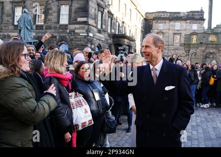 Le nouveau duc d'Édimbourg rencontre des membres du public lors d'une cérémonie aux chambres de ville d'Édimbourg pour marquer un an depuis la réponse officielle de la ville à l'invasion de l'Ukraine. Date de la photo: Vendredi 10 mars 2023. Banque D'Images