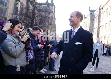 Le nouveau duc d'Édimbourg rencontre des membres du public lors d'une cérémonie aux chambres de ville d'Édimbourg pour marquer un an depuis la réponse officielle de la ville à l'invasion de l'Ukraine. Date de la photo: Vendredi 10 mars 2023. Banque D'Images
