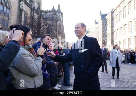 Le nouveau duc d'Édimbourg rencontre des membres du public lors d'une cérémonie aux chambres de ville d'Édimbourg pour marquer un an depuis la réponse officielle de la ville à l'invasion de l'Ukraine. Date de la photo: Vendredi 10 mars 2023. Banque D'Images