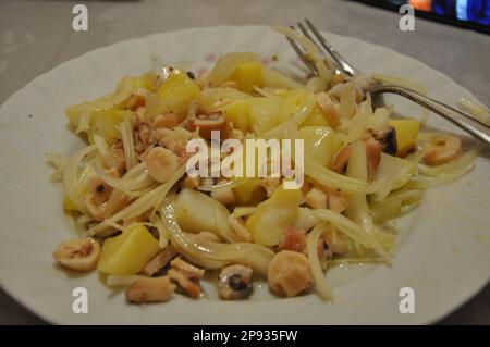 Cuisine méditerranéenne : salade avec poulpe, pommes de terre et oignons. salade de poulpes avec pommes de terre, oignons et huile d'olive. Plat avec pieuvre et pommes de terre Banque D'Images