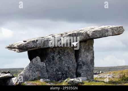 Célèbre tombeau funéraire néolithique préhistorique de Poulnabrone (Poll na Brón) Banque D'Images