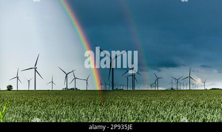 Éoliennes dans un paysage avec arc-en-ciel Banque D'Images