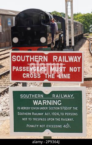 Angleterre, Sussex, Bluebell Railway, Horsted Keynes Station, Vintage Southern Railways Avertissement Banque D'Images