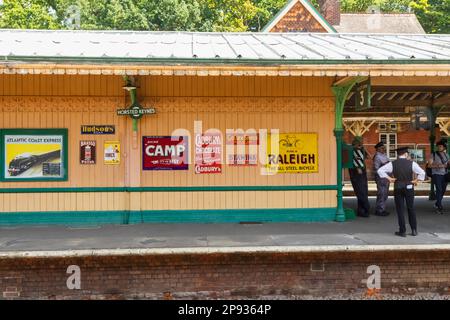 Angleterre, Sussex, Bluebell Railway, gare de Horsted Keynes, plate-forme Banque D'Images