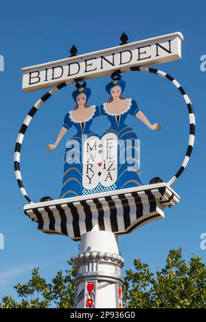 Angleterre, Kent, Biddenden, le signe du village en fer forgé montrant Mary et Eliza Chulkhurst aka les femmes de Biddenden, Une paire de Twins joints Banque D'Images