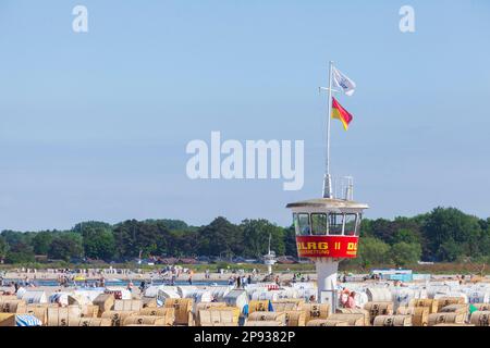 Plage avec chaises de plage et tour de sauvetage DLRG, Lübeck-Travemünde, Schleswig-Holstein, Allemagne, Europe Banque D'Images