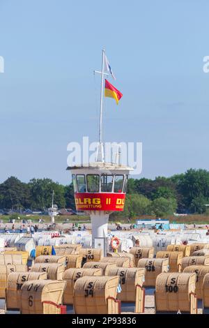 Plage avec chaises de plage et tour de sauvetage DLRG, Lübeck-Travemünde, Schleswig-Holstein, Allemagne, Europe Banque D'Images