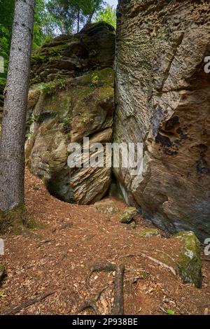 Le groupe de roches de grès de Rhät Diebskeller près d'Altenstein, parc naturel de Hassberge, Basse-Franconie, Bavière, Allemagne Banque D'Images