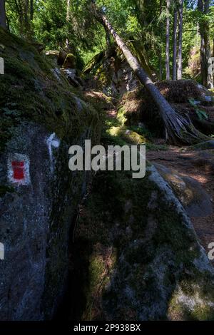 Le groupe de roches de grès de Rhät Diebskeller près d'Altenstein, parc naturel de Hassberge, Basse-Franconie, Bavière, Allemagne Banque D'Images