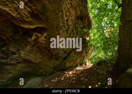 Le groupe de roches de grès de Rhät Diebskeller près d'Altenstein, parc naturel de Hassberge, Basse-Franconie, Bavière, Allemagne Banque D'Images