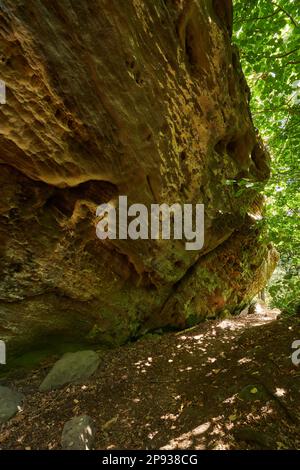 Le groupe de roches de grès de Rhät Diebskeller près d'Altenstein, parc naturel de Hassberge, Basse-Franconie, Bavière, Allemagne Banque D'Images