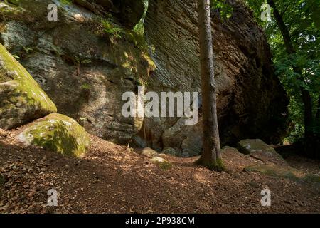 Le groupe de roches de grès de Rhät Diebskeller près d'Altenstein, parc naturel de Hassberge, Basse-Franconie, Bavière, Allemagne Banque D'Images