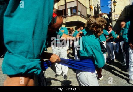 Les Castors de Sant Pere i Sant Pau se préparent à construire des tours humaines.'Castellers' est une tradition catalane. Plaça Nova.Alcover.province de Tarragone, Catalon Banque D'Images