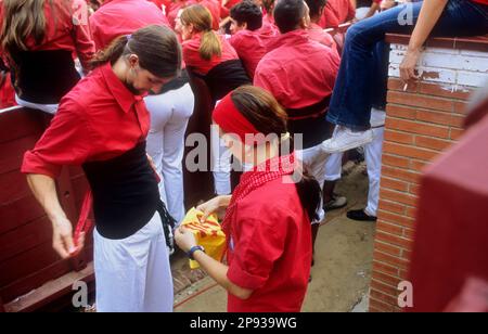 Nens del Vendrell se préparant à construire des tours humaines.'Castellers' est un concours de tradition catalane.Biannual. bullring.Tarragone,Catalogne, Espagne Banque D'Images