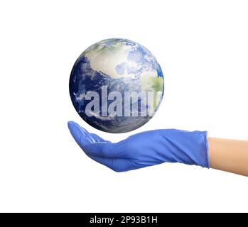 Le monde entre nos mains. Femme tenant le modèle numérique de la Terre sur fond blanc, vue rapprochée Banque D'Images