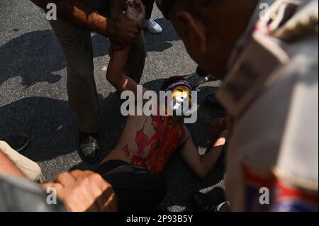 New Delhi, Delhi, Inde. 10th mars 2023. Des policiers ont détenu un jeune militant du Congrès de la jeunesse tibétaine lors d'une manifestation organisée pour marquer l'anniversaire de la Journée nationale du soulèvement tibétain de 64th devant l'ambassade chinoise à New Delhi. (Credit image: © Kabir Jhangiani/ZUMA Press Wire) USAGE ÉDITORIAL SEULEMENT! Non destiné À un usage commercial ! Banque D'Images