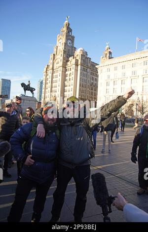 Tim Edwards, le père d'elle Edwards assassinée, (à droite) avec le comédien John May à Liverpool sur une promenade de Land's End à John O'Groats pour sensibiliser le public au programme de tir à l'arme Down Gloves Up - une initiative de boxe visant à faire sortir les jeunes de la rue et à trouver un emploi. Le comédien, qui a commencé à la fin de Land sur 26 janvier, a été rejoint par M. Edwards à Worcester, et le couple terminera le voyage ensemble. Date de la photo: Vendredi 10 mars 2023. Banque D'Images