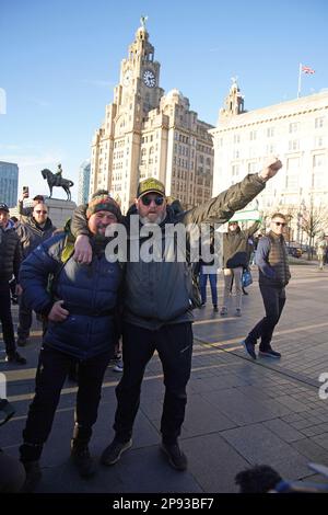 Tim Edwards, le père d'elle Edwards assassinée, (à droite) avec le comédien John May à Liverpool sur une promenade de Land's End à John O'Groats pour sensibiliser le public au programme de tir à l'arme Down Gloves Up - une initiative de boxe visant à faire sortir les jeunes de la rue et à trouver un emploi. Le comédien, qui a commencé à la fin de Land sur 26 janvier, a été rejoint par M. Edwards à Worcester, et le couple terminera le voyage ensemble. Date de la photo: Vendredi 10 mars 2023. Banque D'Images