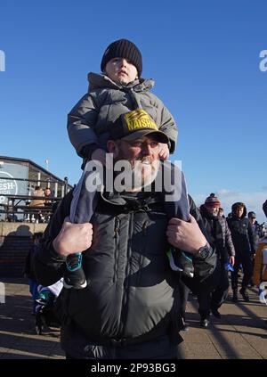 Tim Edwards, le père d'elle Edwards assassinée, avec le petit-fils Ronan sur ses épaules à Liverpool sur une promenade de Land's End à John O'Groats pour sensibiliser le public au programme d'armes à feu vers le bas, une initiative de boxe visant à faire sortir les jeunes de la rue et à trouver un emploi. Le comédien, qui a commencé à la fin de Land sur 26 janvier, a été rejoint par M. Edwards à Worcester, et le couple terminera le voyage ensemble. Date de la photo: Vendredi 10 mars 2023. Banque D'Images