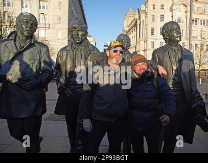 Tim Edwards, le père d'elle Edwards assassinée, (à gauche) avec le comédien John May à Liverpool sur une promenade de la fin de Land à John O'Groats pour sensibiliser à l'initiative de gants de tir en bas - une initiative de boxe visant à faire sortir les jeunes de la rue et à trouver un emploi. Le comédien, qui a commencé à la fin de Land sur 26 janvier, a été rejoint par M. Edwards à Worcester, et le couple terminera le voyage ensemble. Date de la photo: Vendredi 10 mars 2023. Banque D'Images