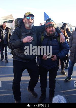 Tim Edwards, le père d'elle Edwards assassinée, (à gauche) avec le comédien John May à Liverpool sur une promenade de la fin de Land à John O'Groats pour sensibiliser à l'initiative de gants de tir en bas - une initiative de boxe visant à faire sortir les jeunes de la rue et à trouver un emploi. Le comédien, qui a commencé à la fin de Land sur 26 janvier, a été rejoint par M. Edwards à Worcester, et le couple terminera le voyage ensemble. Date de la photo: Vendredi 10 mars 2023. Banque D'Images