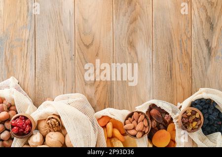 Tu Bishvat célébration concept. Mélange de fruits secs et de noix amandes, noisettes, noix, abricots, pruneaux, cerises, raisins, dattes, pommes, figues Banque D'Images