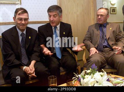 DAVID BERNSTEIN (président du Manchester City F.C. de 1998 à 2003) (AU CENTRE) S'ENTRETIENT AVEC le G-R HOWARD BERNSTEIN ET RICHARD LEASE , DU CONSEIL MUNICIPAL DE MANCHESTER. A PROPOS DU NOUVEAU STADE DE LA VILLE D'HOMME ALORS QUE DANS L'HOMME CITYS PRÉCÉDENT TERRAIN SUR LA ROUTE PRINCIPALE 02/07/1999. PHOTO GARY ROBERTS Banque D'Images