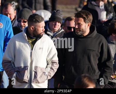 Eddie Hearn (à droite) et Tony Bellew (à gauche) rejoignent Tim Edwards, Le père d'elle Edwards et de John May assassinés à Liverpool, alors qu'ils marchent de Land's End à John O'Groats pour sensibiliser le public au programme de mise en place de gants de protection, une initiative de boxe visant à faire sortir les jeunes de la rue et à trouver un emploi. Le comédien, qui a commencé à la fin de Land sur 26 janvier, a été rejoint par M. Edwards à Worcester, et le couple terminera le voyage ensemble. Date de la photo: Vendredi 10 mars 2023. Banque D'Images