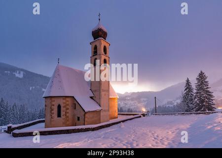 Italie, Vénétie, province de Belluno, Selva di Cadore, l'ancienne église gothique de Santa Fosca en hiver, Dolomites Banque D'Images