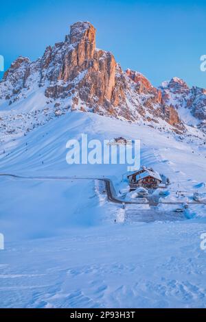 Italie, Vénétie, province de Belluno, Colle Santa Lucia, vue emblématique du col de Giau en hiver avec le célèbre pic de Ra Gusela, Dolomites Banque D'Images