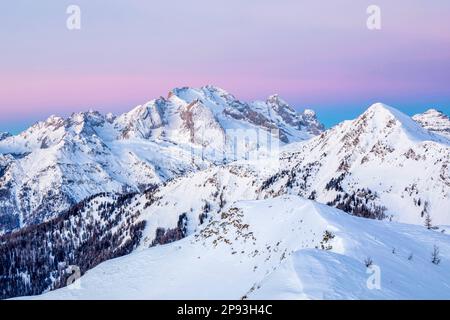 Italie, Vénétie, province de Belluno, Colle Santa Lucia, collines enneigées près de Passo Giau avec le Mont pore et Marmolada en arrière-plan, Dolomites Banque D'Images