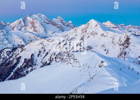 Italie, Vénétie, province de Belluno, Colle Santa Lucia, collines enneigées près de Passo Giau avec le Mont pore et Marmolada en arrière-plan, Dolomites Banque D'Images