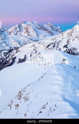 Italie, Vénétie, province de Belluno, Colle Santa Lucia, collines enneigées près de Passo Giau avec le Mont pore et Marmolada en arrière-plan, Dolomites Banque D'Images