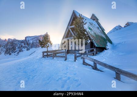 L'Europe, Italie, Vénétie, Italie. Petite église à Passo Giau, dédiée à St.John Guadalberto patron de le garde forestier, Colle Santa Lucia, Dolomites Banque D'Images