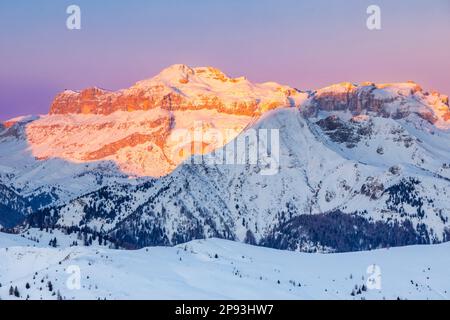 Italie, enrosadira sur le côté est du massif de Sella en hiver, à la frontière des provinces de Belluno et Bolzano, Dolomites Banque D'Images