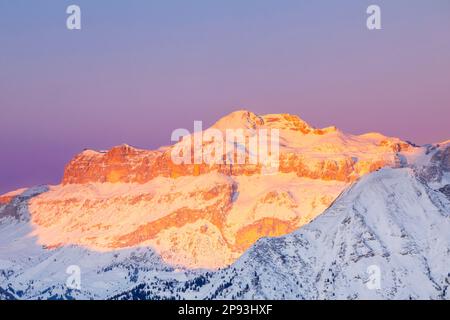 Italie, enrosadira sur le côté est du massif de Sella en hiver, à la frontière des provinces de Belluno et Bolzano, Dolomites Banque D'Images