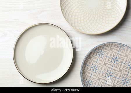 Trois belles assiettes sur table en bois blanc, plat Banque D'Images