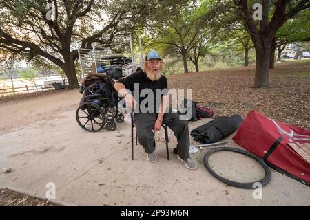 Un homme sans abri, qui ne voulait pas être identifié, est assis avec la plupart de ses affaires à la randonnée et piste cyclable le long de la rive nord du lac Lady Bird dans le centre-ville d'Austin sur 9 mars 2023. L'homme, qui a campé le long de la côte pendant environ 9 mois, a finalement été invité à partir par les équipages construisant une barrière à rail divisé et ajoutant de l'éclairage après une mort récente de noyade dans le lac. ©Bob Daemmrich Banque D'Images