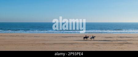 Angleterre, Northumberland, Druridge Bay. Cavaliers sur la plage de sable pittoresque de Druridge Bay. Banque D'Images