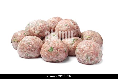 Beaucoup de boulettes de viande fraîches et crues sur fond blanc Banque D'Images