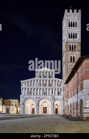 Photo nocturne de la cathédrale illuminée San Martino de Lucques, Duomo di San Martino, Toscane, Italie Banque D'Images